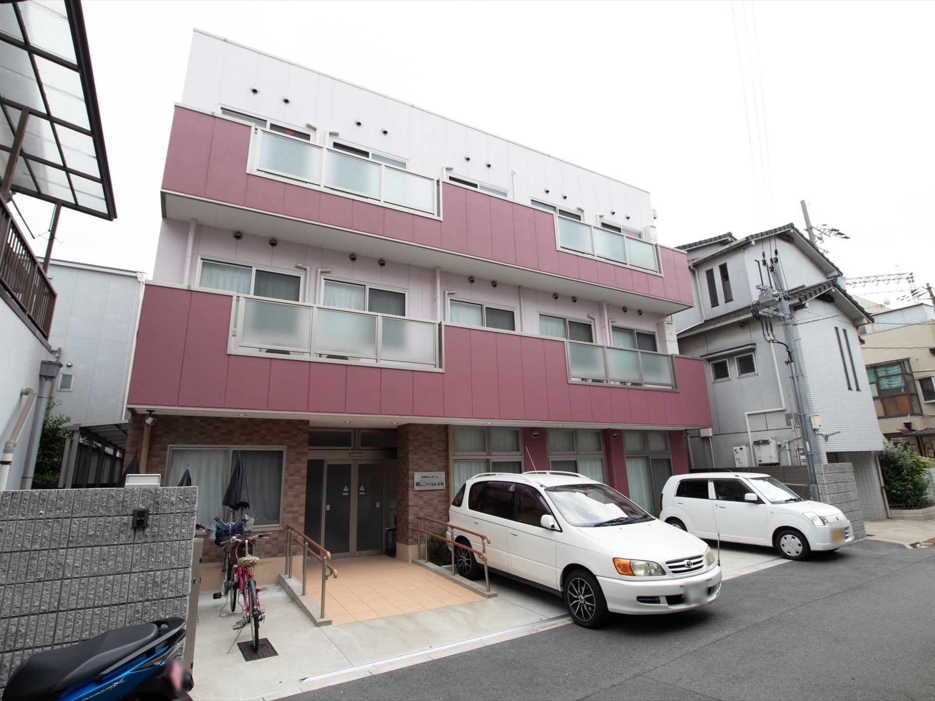 淡いベージュとグレイを基調とした、落ち着いた色合いの３階まである建物である。３台分の駐車場と駐輪場がある。