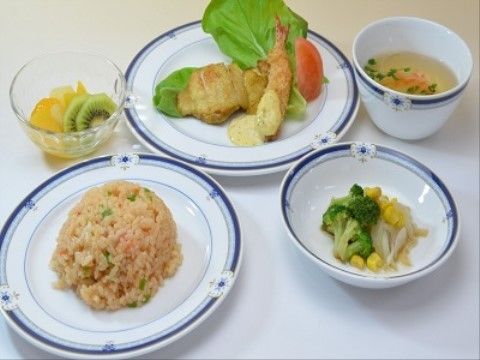 施設では、さまざまなメニューを提供している。毎日楽しみにしていただけるように食事に工夫を凝らしている。