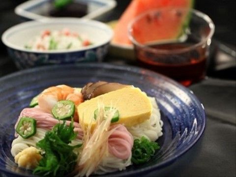 食事は専門の調理担当者により調理されている。彩りもよく季節に合わせた料理が提供されているので、目でも楽しむことができる。
