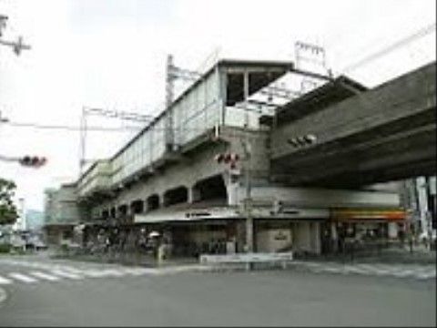 最寄駅の河内小阪駅は高架駅となっている。当施設は駅から近く、大きな通りもあり利便性のよい立地にある。