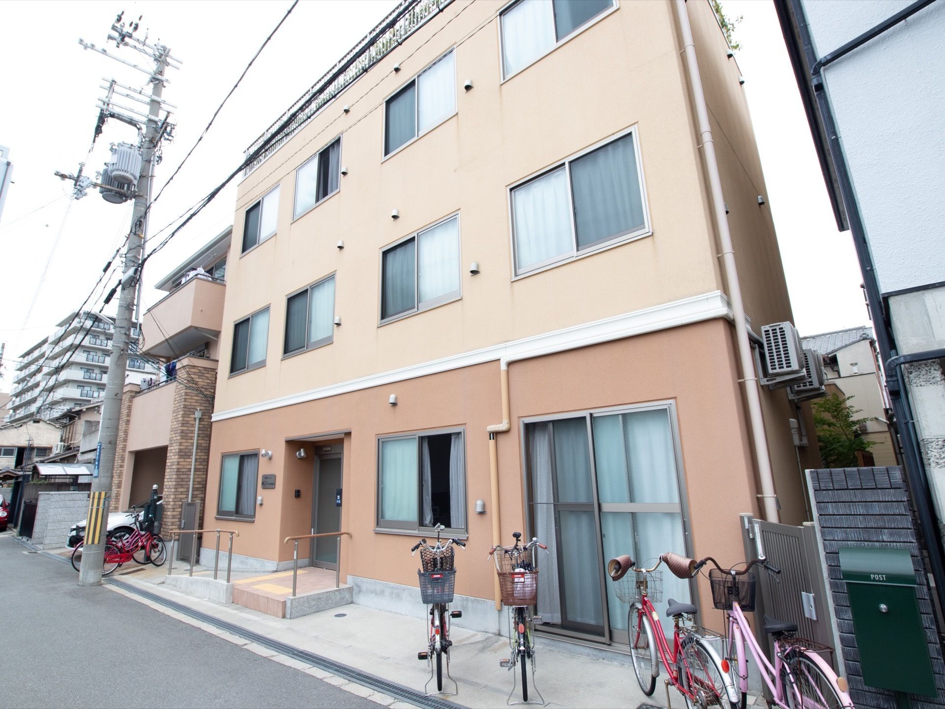 エアコンの室外機は建物側面に設置してあり、建物正面はとてもすっきりとしている。室外機配管も壁面の色に合わせてある。