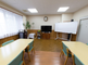 明るい居間のある介護施設内部