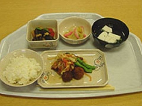栄養バランスに考慮して野菜をふんだんに使った、ボリュームがある食事