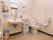 フットレスタイプの手洗い場が備えつけられたトイレで、ハンドソープやペーパータオルが用意されている。壁には手すりが設置されている。
