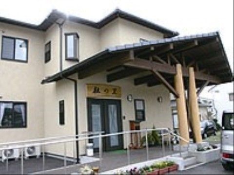大きな屋根があり、雨の日も濡れる心配がなく出入りすることができる玄関