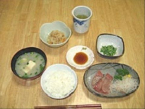 栄養バランスが考えられた、刺身をメインメニューとした食事