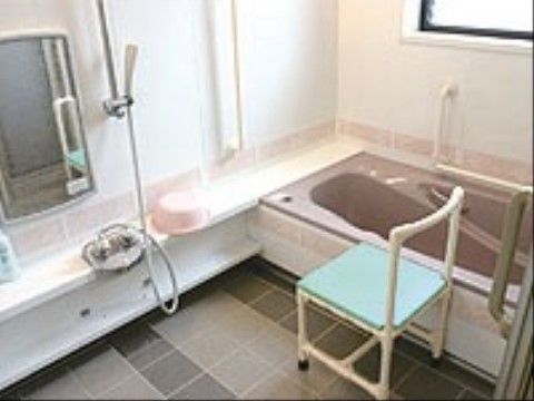 壁に沿って台が設置されており、その上には洗面器やシャンプーボトルが置いてある。シャワーチェアが用意されており、身体を洗いやすい。