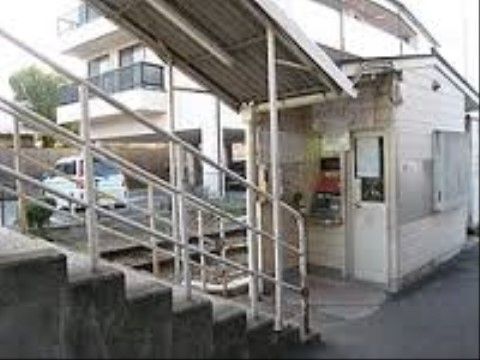 小さな木でできた建物の前には階段が続いており、手すりがついている。階段には屋根が付いており、雨の日でも歩きやすい。