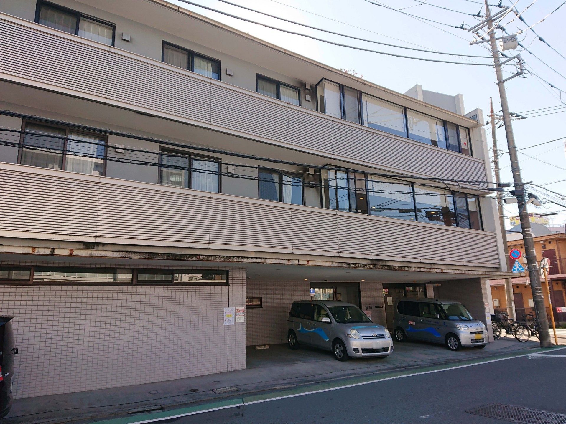 多階層の建物外観