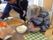 寿司桶にご飯を広げて、おにぎりを握る様子である。食中毒にも気を付けており、調理中はグローブを着用する。