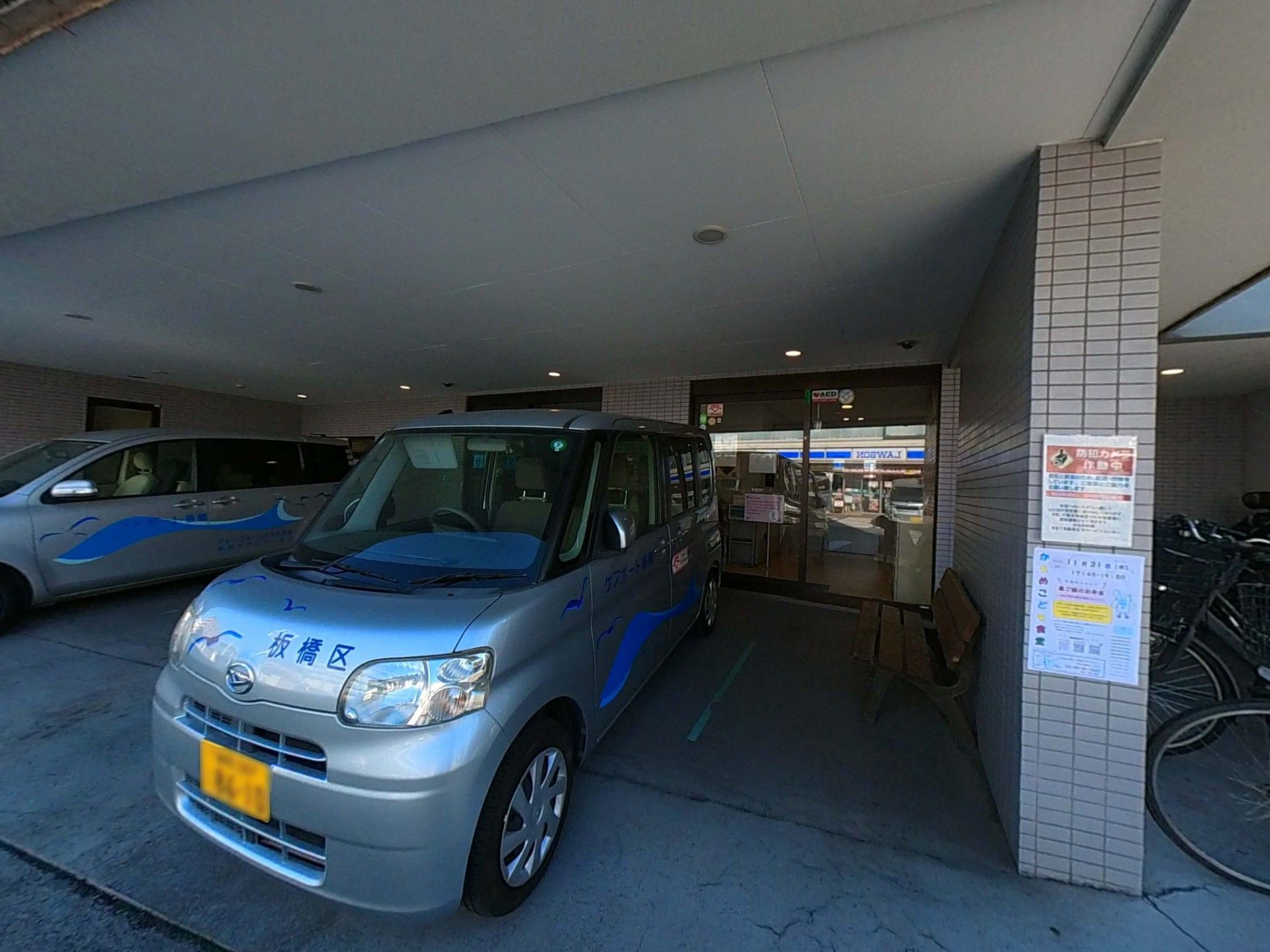 入口付近の送迎車両