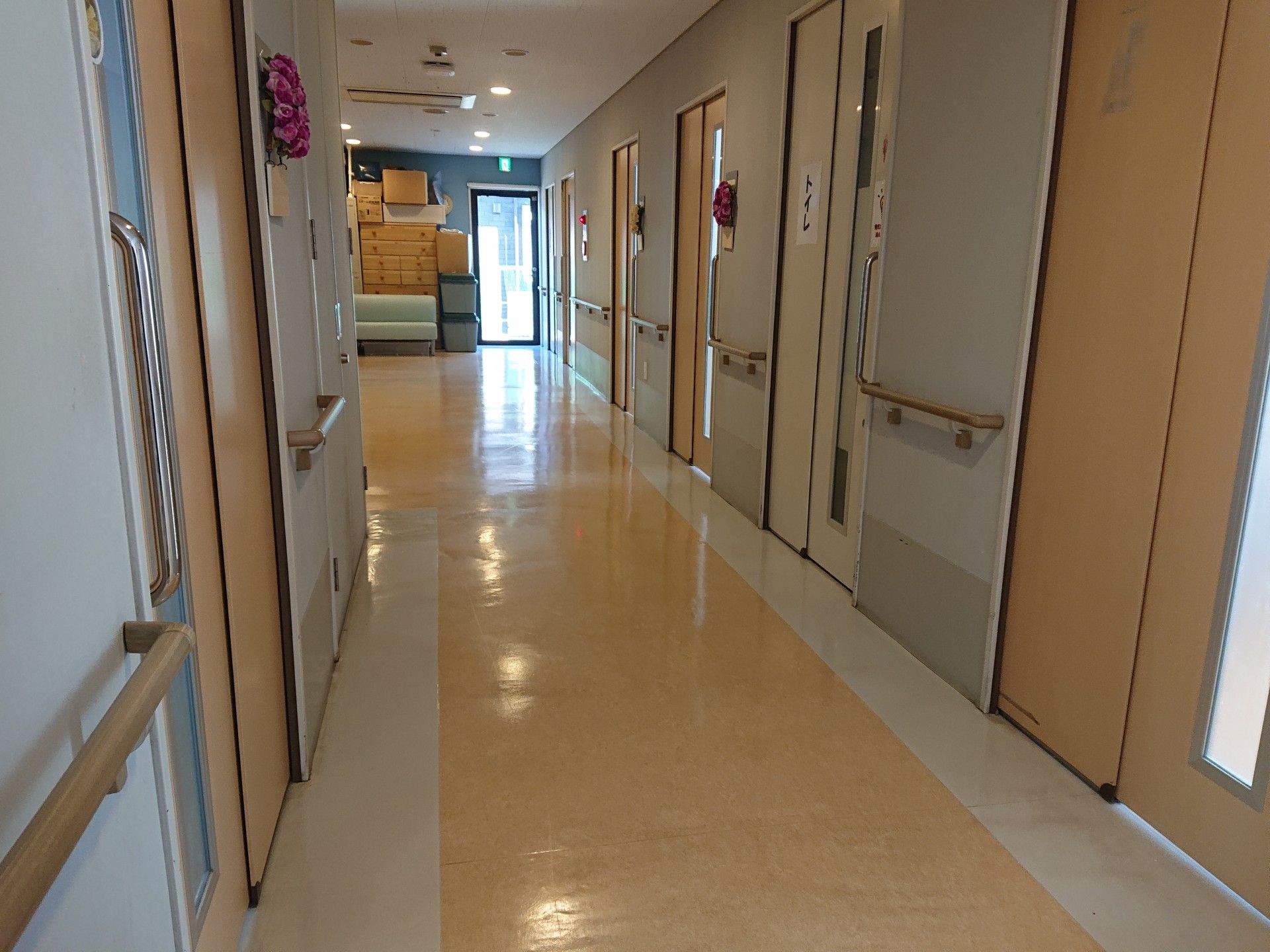 廊下の明るい施設風景