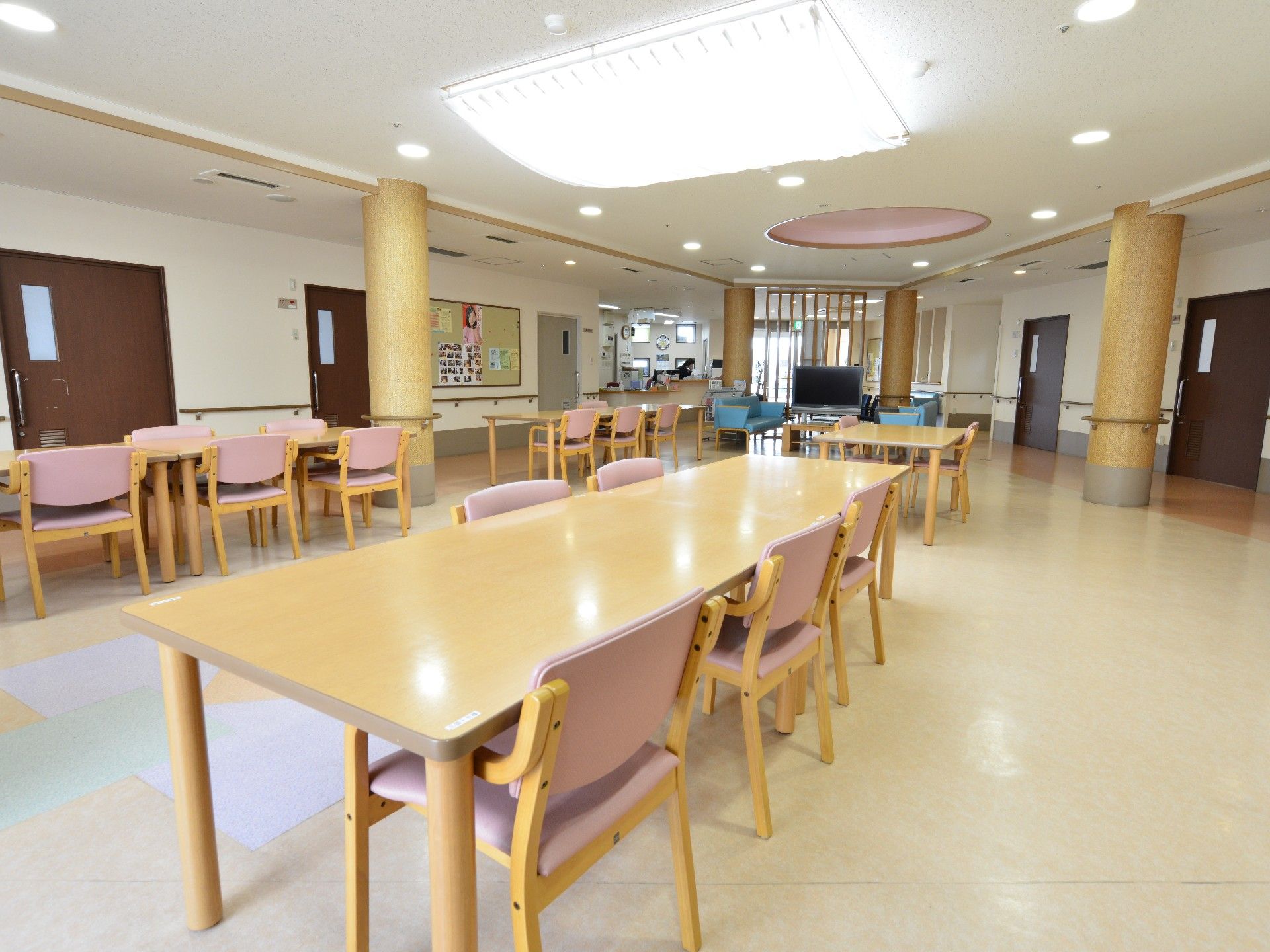 日が差し込む明るい食堂。テレビが置かれているので、お食事をしながらテレビを見たり、入居者様同士の交流を深めたりできる。