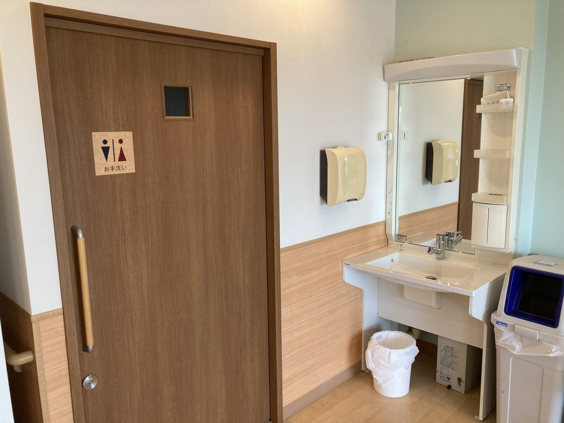 清潔な洗面所とトイレ