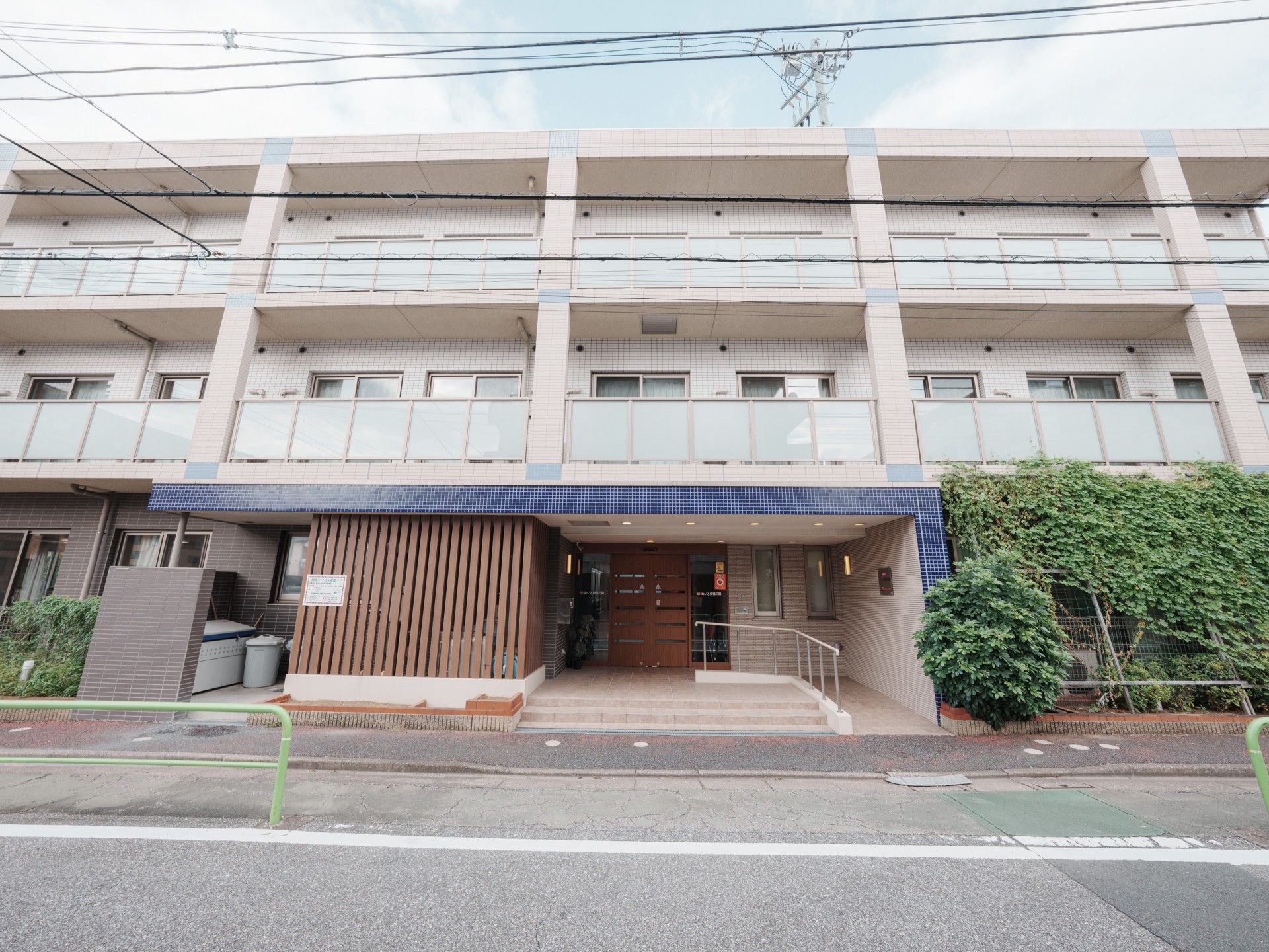 緑に囲まれた建物の外観