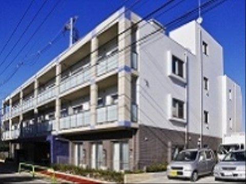 ブラウン色が基調となった、上階にベランダが設置された施設の外観