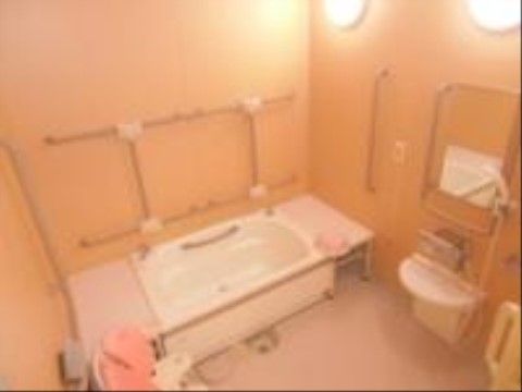 一人でゆっくりと入浴を楽しめる広さがある。要所に手すりが取り付けられており、ナースコールもあるので安心して入ることができる。
