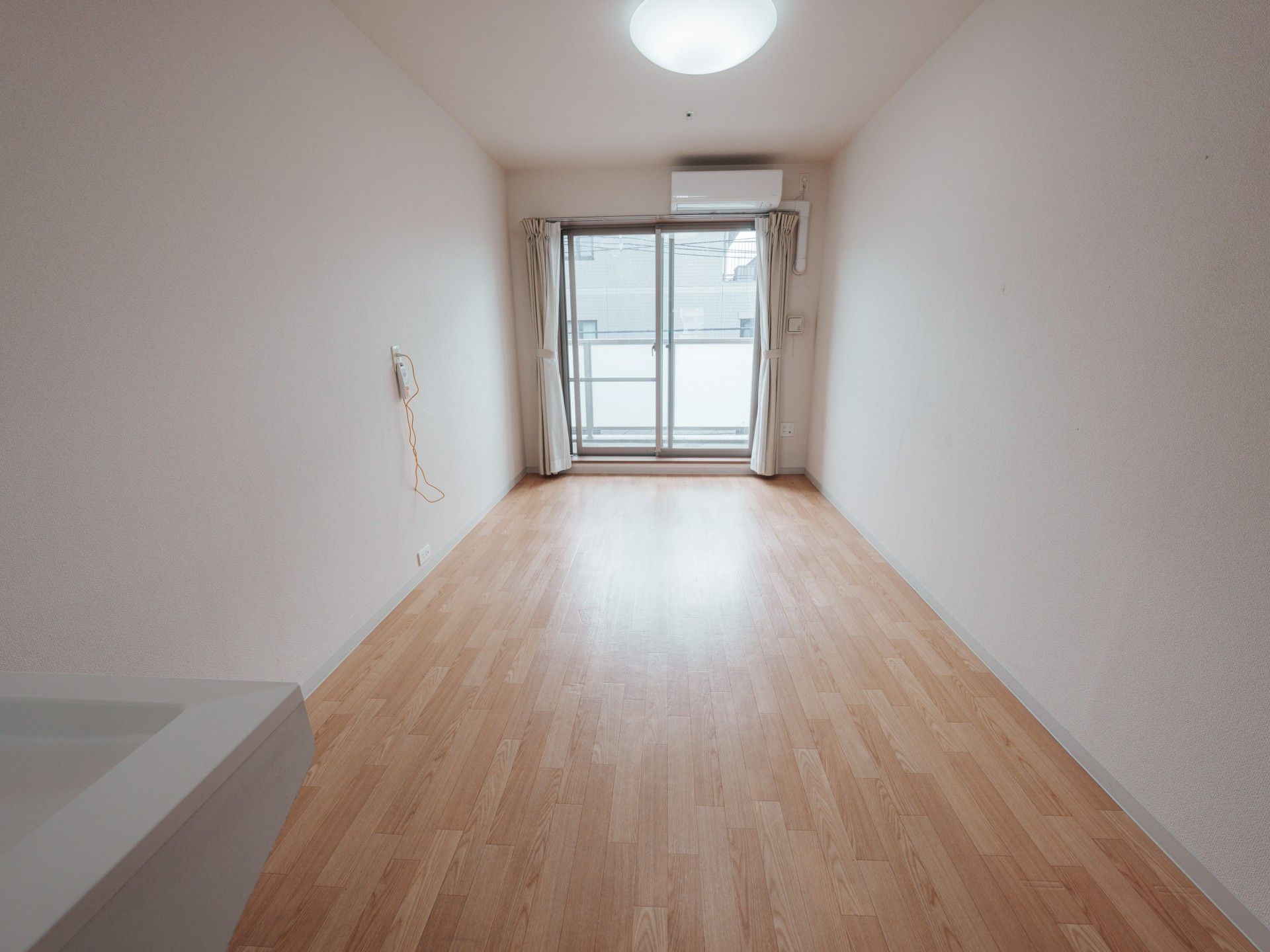 窓際の明るい部屋