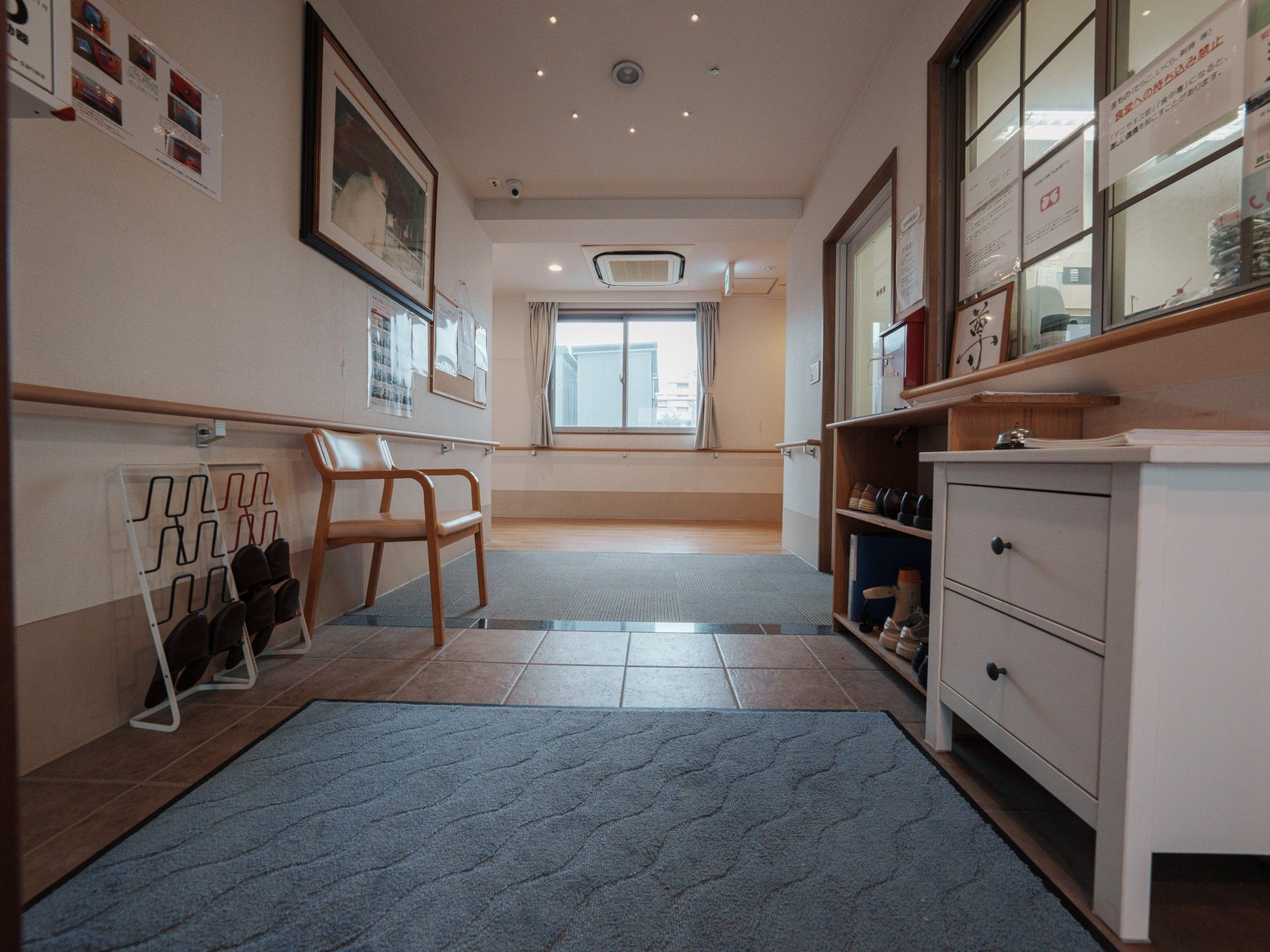 落ち着いた雰囲気の廊下