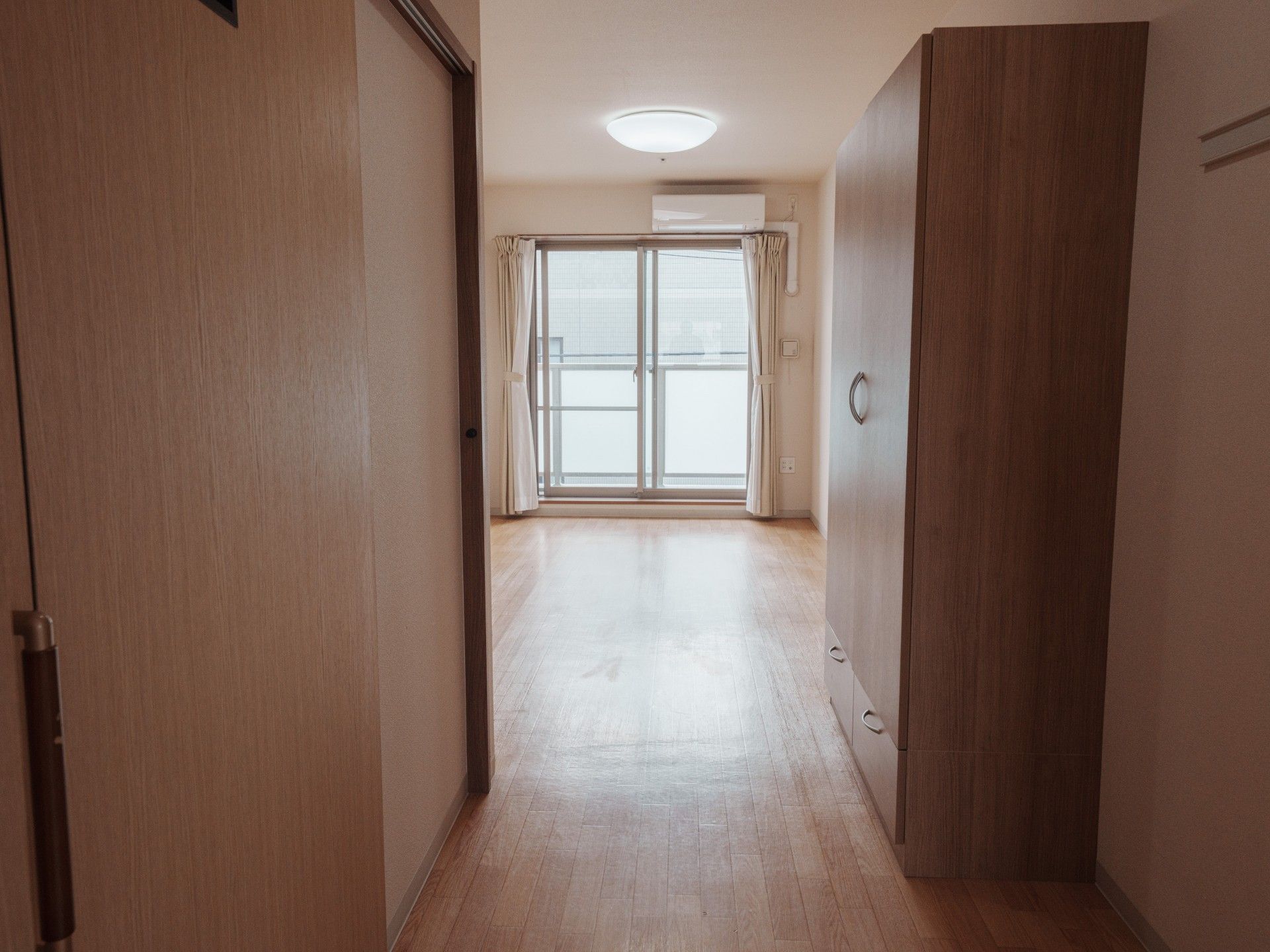 明るい個室の廊下