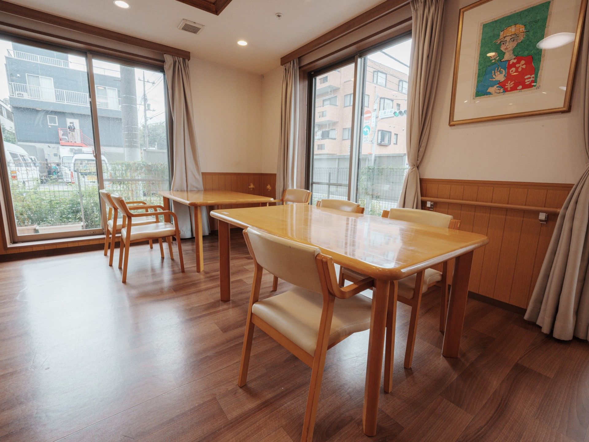 窓際のテーブルと椅子