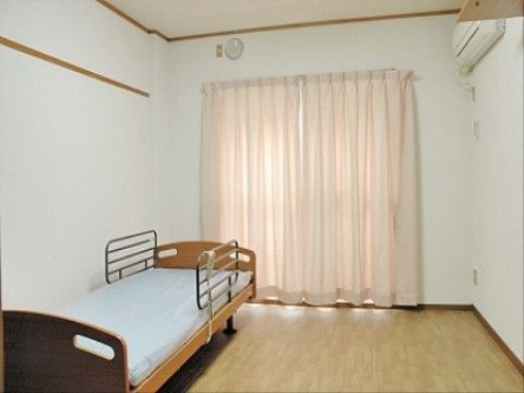 居室は広々としているので、ゆったりとくつろいでいただける。大きな窓と高い天井により、開放的な空間となっている。