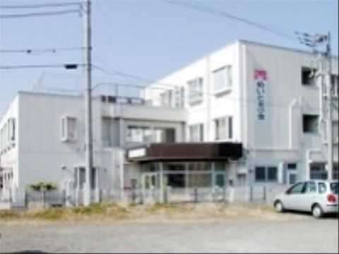 白色の外壁になっている、清潔感のある３階建ての施設の外観