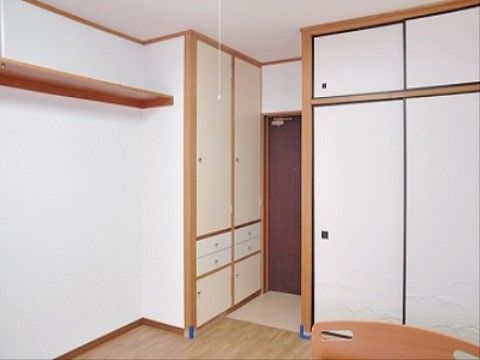 収納スペースを十分に確保しているので、部屋を広く使うことができる。居室の上部にある棚は、写真を飾ったりできるので便利に使える。