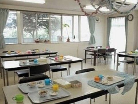 食堂は窓が多いので、外の景色を眺めながら、食事をすることができる。日当たりがよく、床が明るいので清潔感のある空間である。