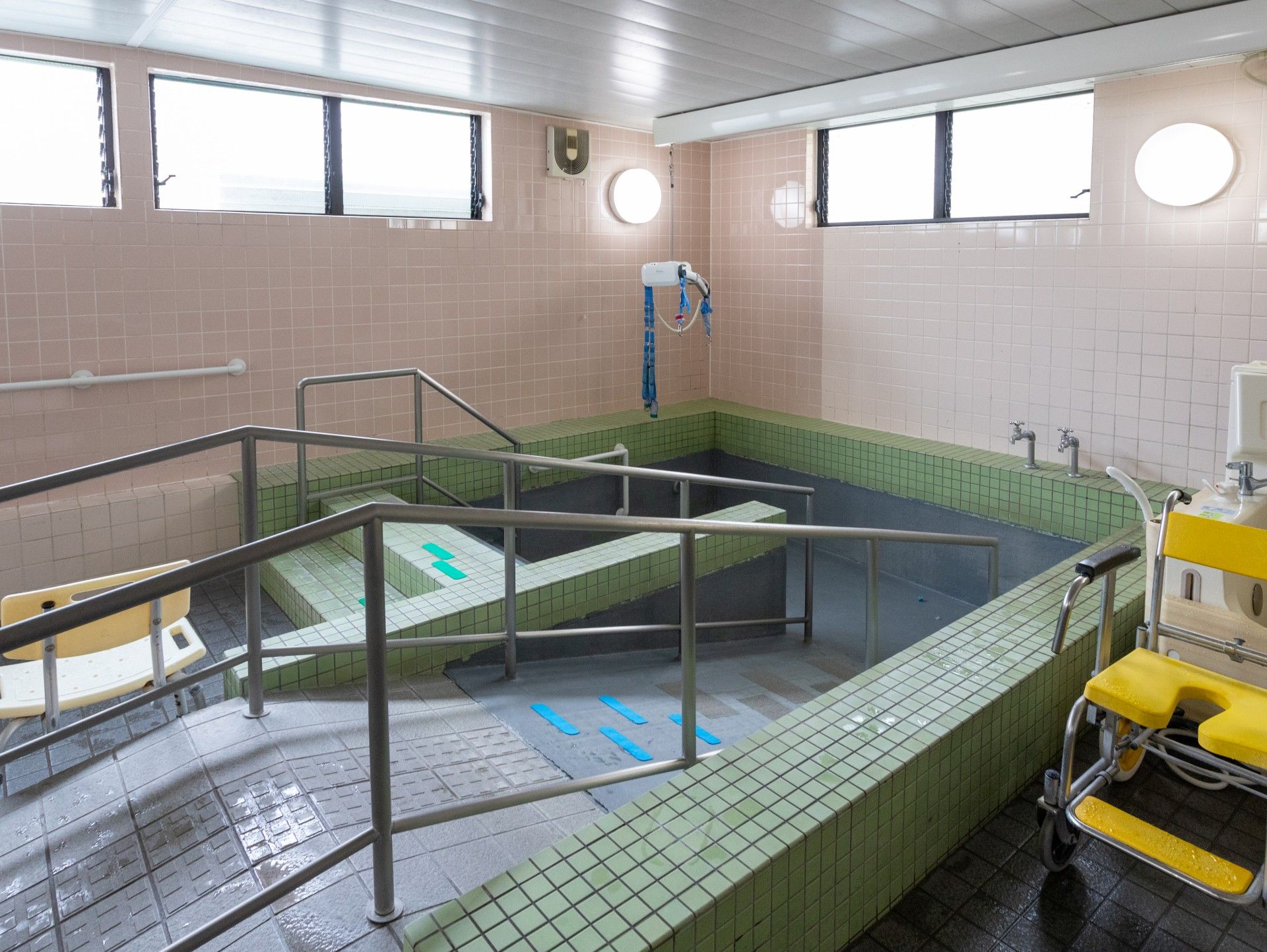 手すり付きの浴室