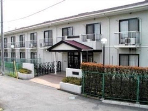 シンプルな2階建ての建物で、施設の入口は大きくてわかりやすい。各居室のベランダには柵が設置されている。