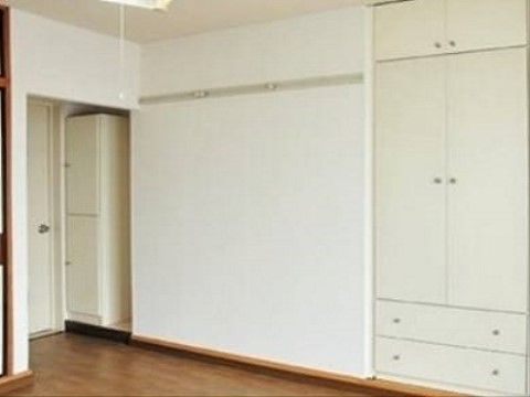 各居室には、豊富な収納スペースが用意されていて便利。壁紙は白で統一され、家具などを置いても圧迫感がない。