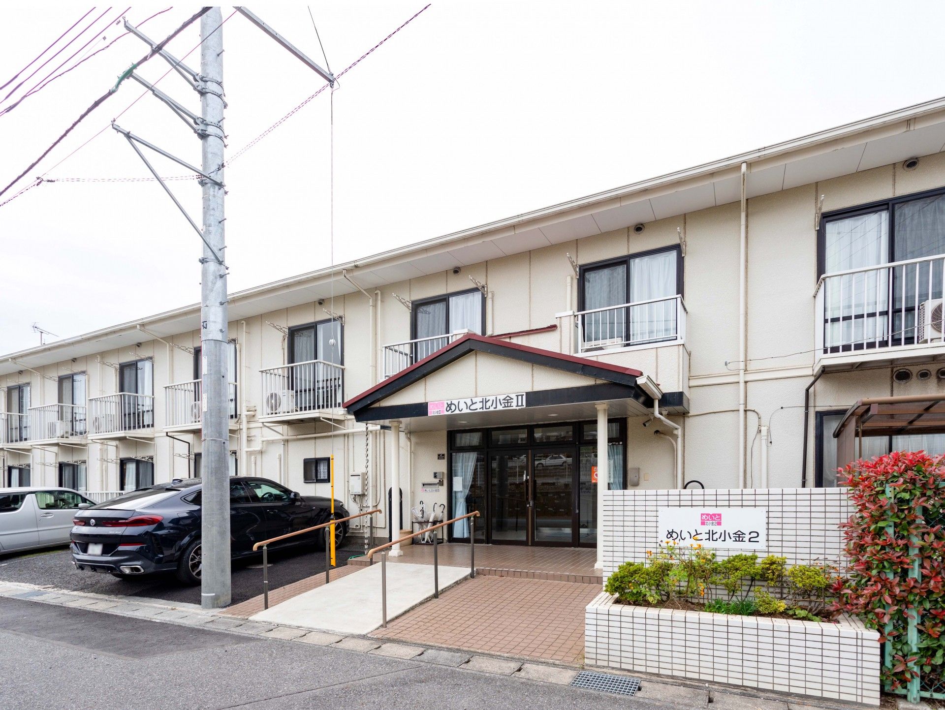 大きな屋根があり、雨の日も濡れずに出入りすることができる施設の玄関