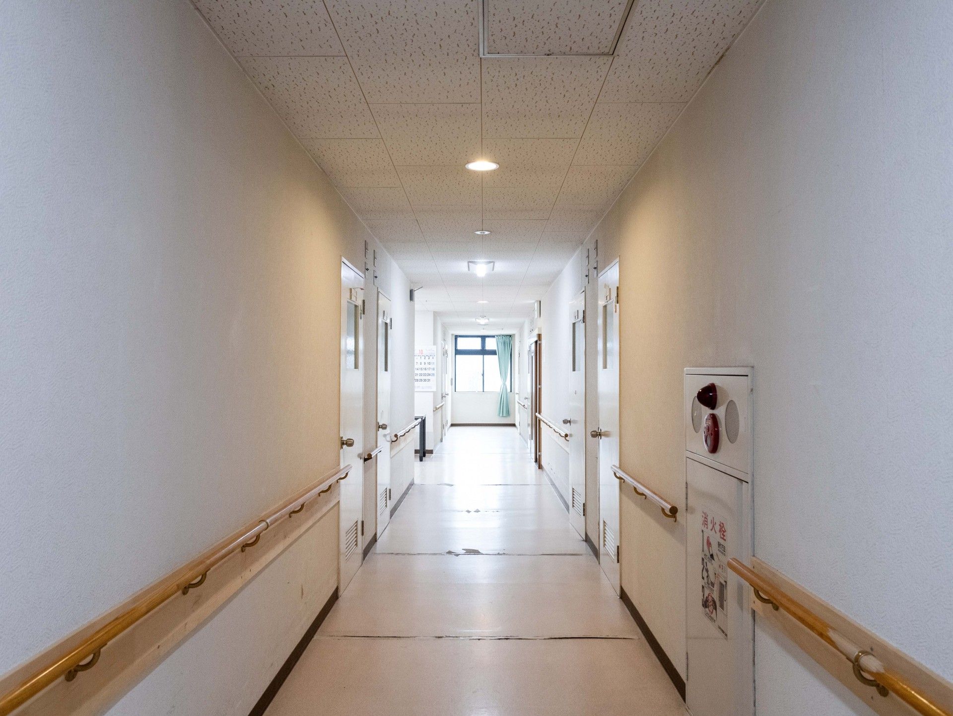 手すり付きの長い廊下