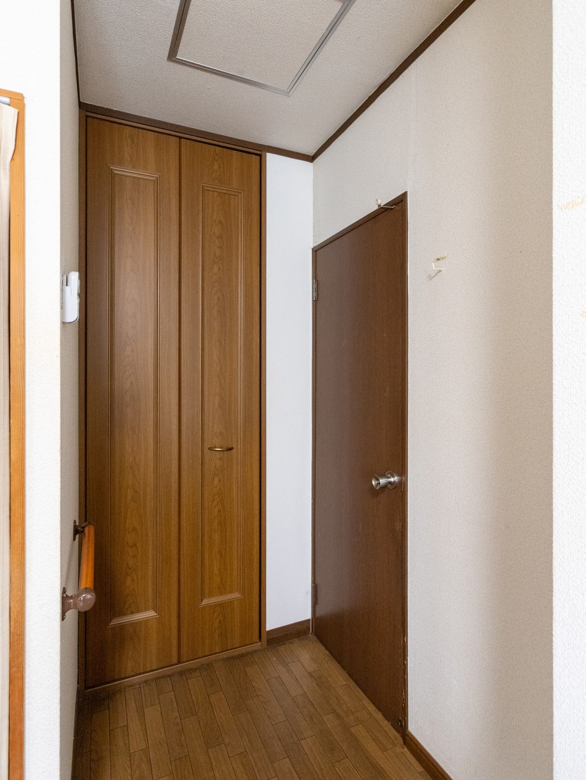 木製の扉と手すりの廊下