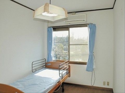 居室にはベッドを備えている。またエアコンも設置してあり、季節を問わず快適にお過ごしいただけるようになっている。