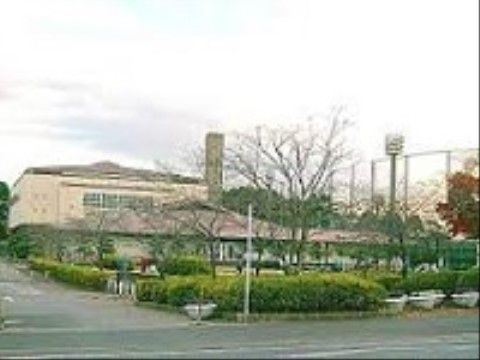 施設のすぐそばには、たくさんの木々が植えられた大きな公園があるので、気軽に散歩に行ける環境である。野球場も併設されている。