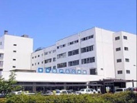 施設の近隣には、多くの診療科がある総合病院がある。急な体調不良などにも対応できるので、安心して生活を送れる。