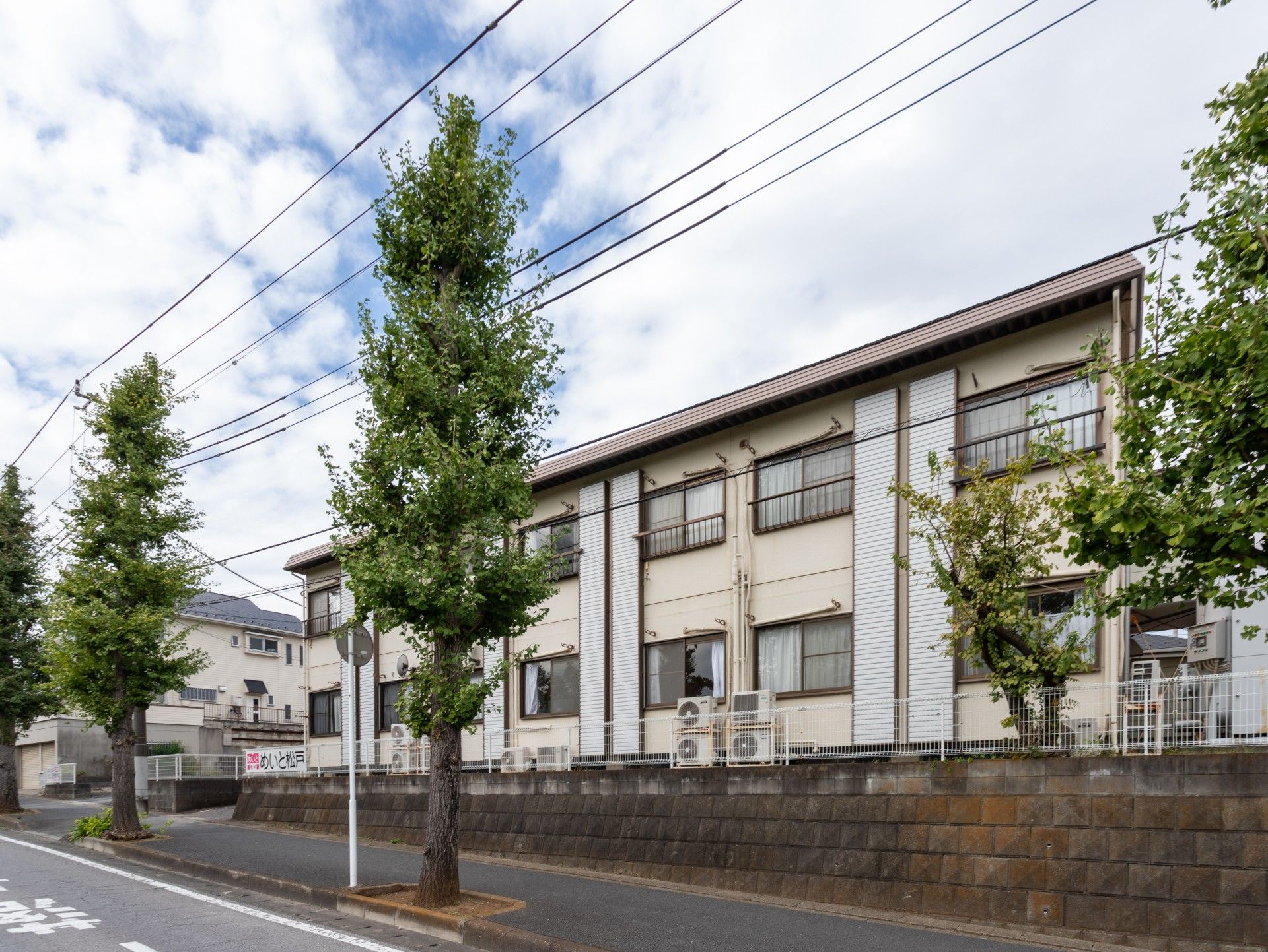 緑豊かな通り沿いの建物