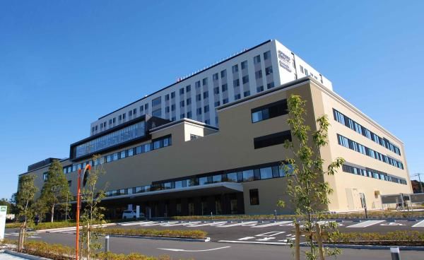 施設の近隣には、多くの診療科がある総合病院がある。急な体調不良などにも対応できるので、安心して生活を送れる。