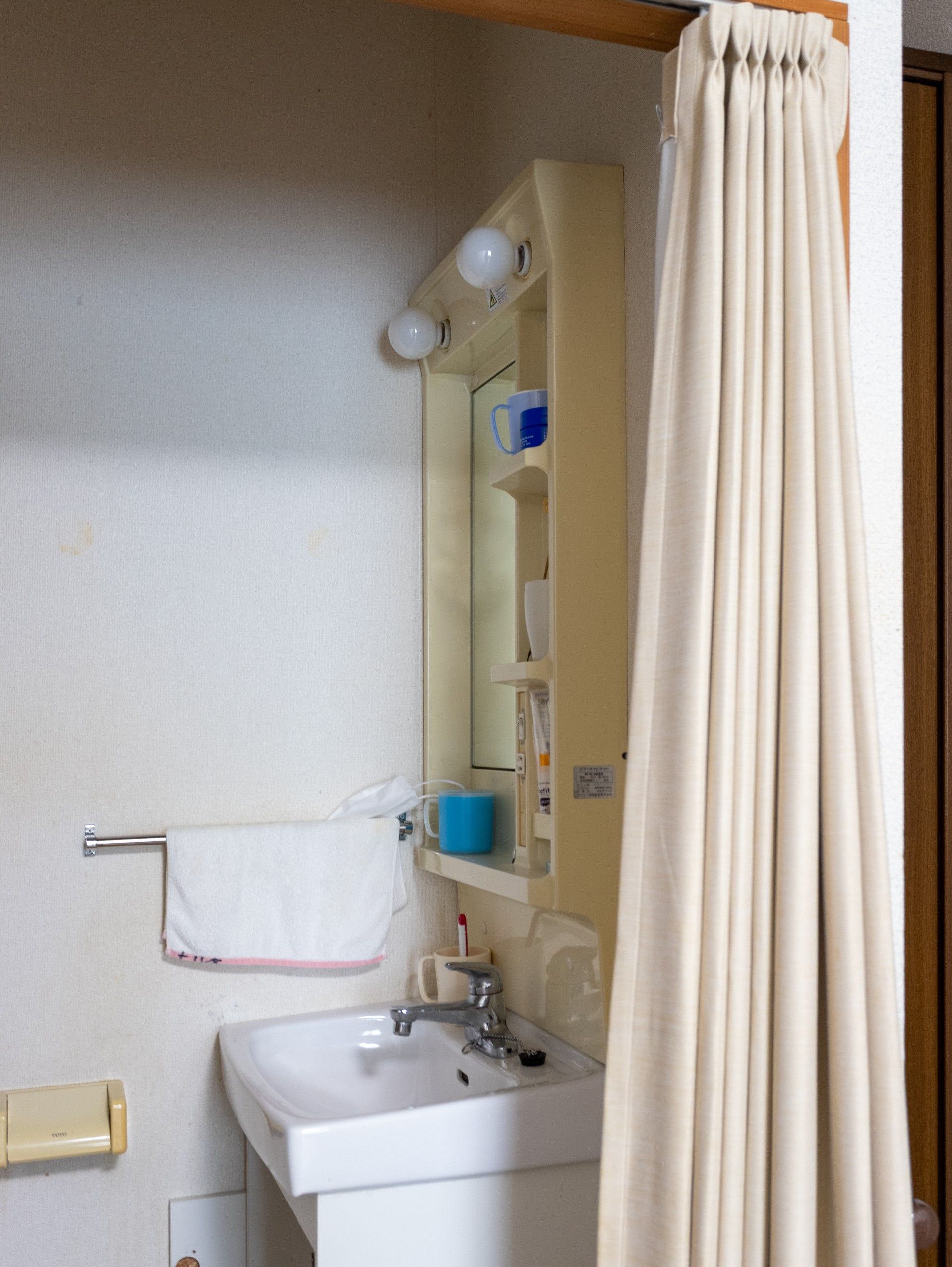 洗面台とカーテン