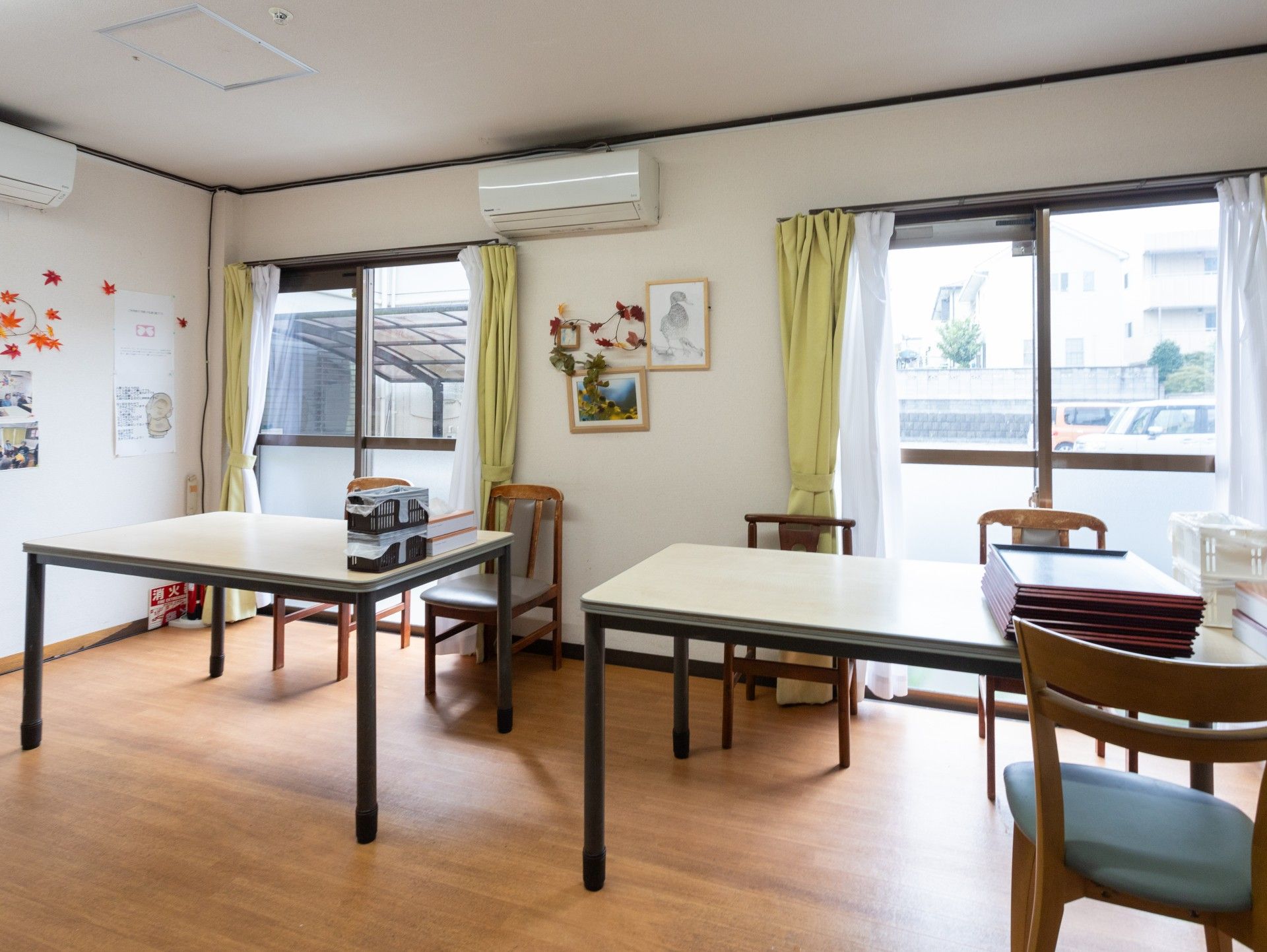 明るい部屋のテーブル