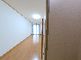 手すり付きのトイレと廊下