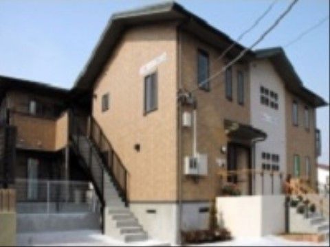 施設は２階建てで、茶色とベージュを基調とした一般住宅のような建物である。玄関前の階段には手すりが設けられている。