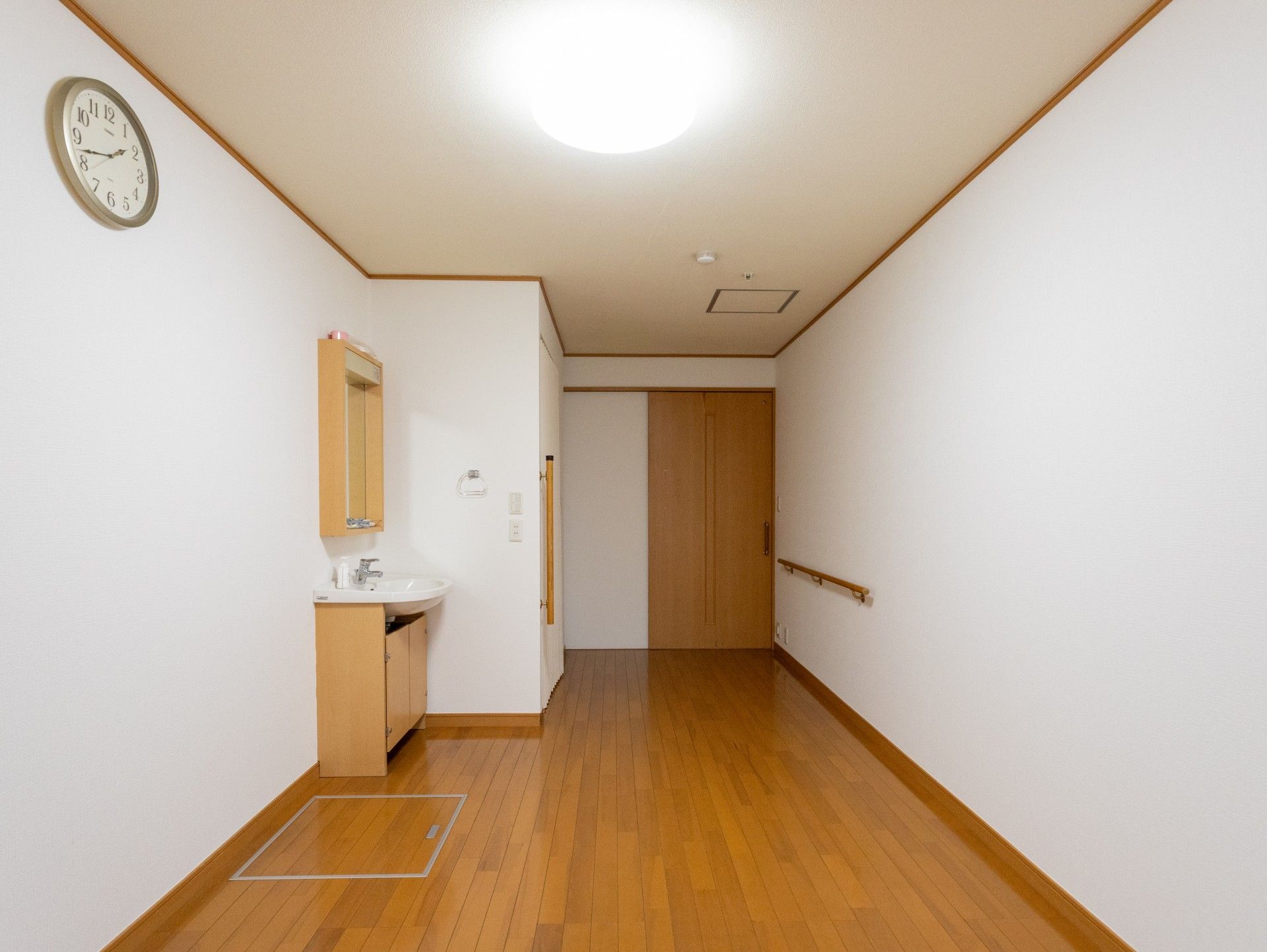 手洗い場のある廊下