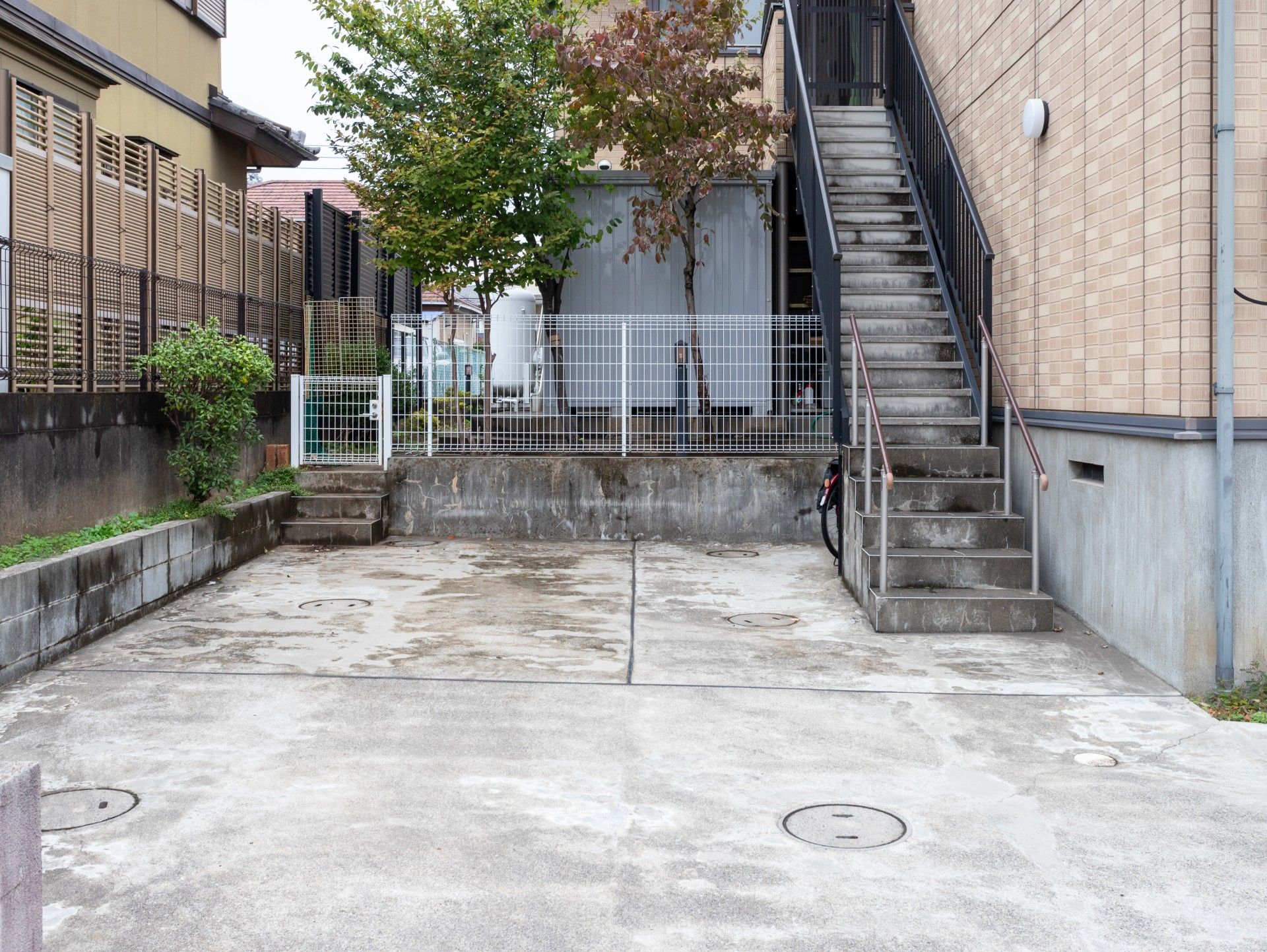 階段と駐車スペース