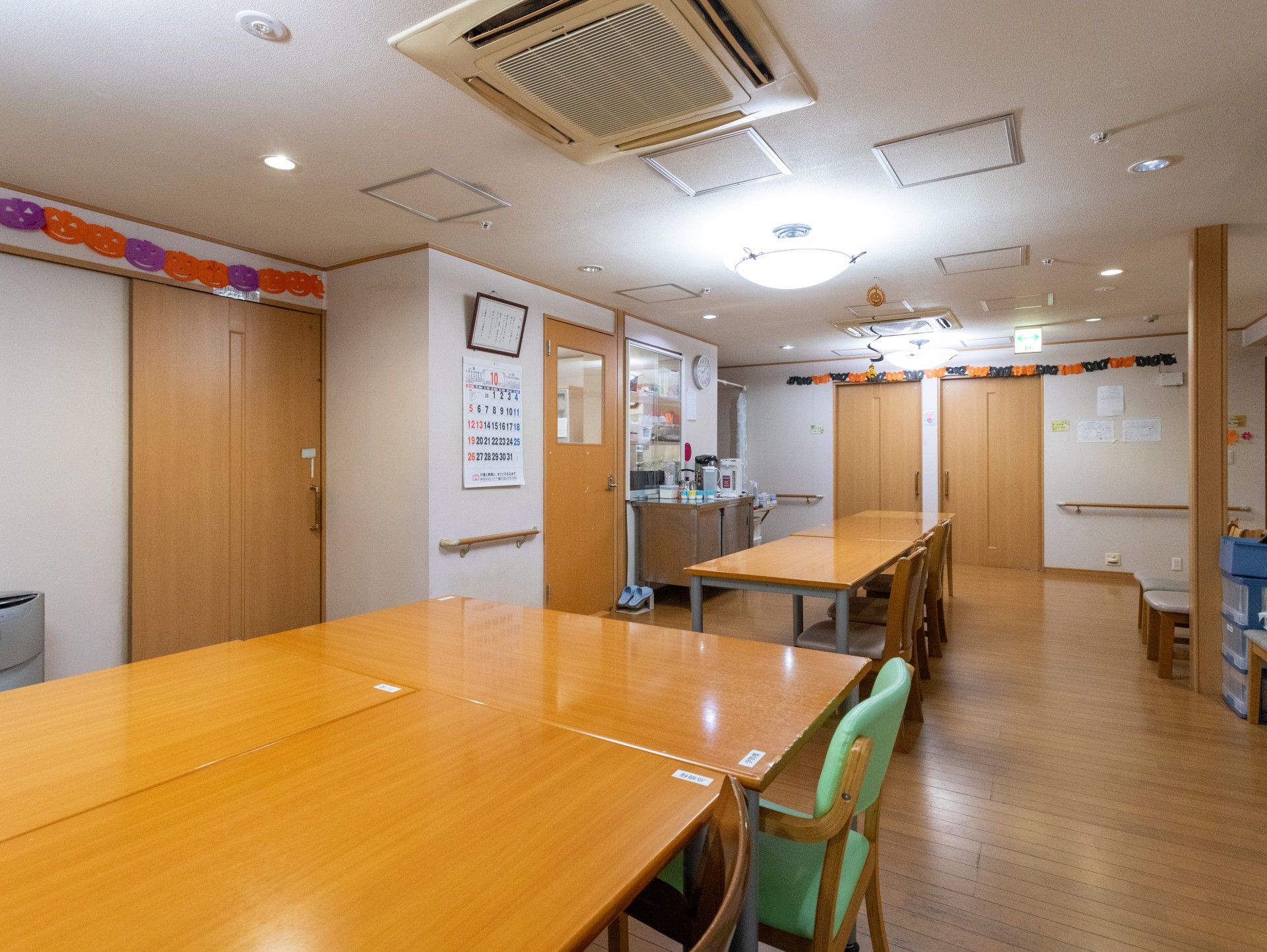 広いテーブルのある部屋