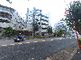 静かな街並みの外観