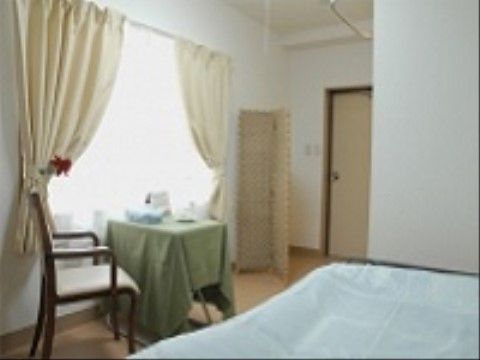 居室にはトイレや洗面台なども完備されているので、快適に過ごすことができる。緊急の際は呼び出しボタンを押せばスタッフが駆け付けるので、安心だ。