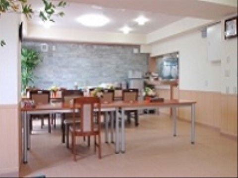明るく広々とした食堂には通路が広く設けてあるので、車椅子をご利用の方も安全に使用することができる。寛いで過ごすことができる憩いの場。
